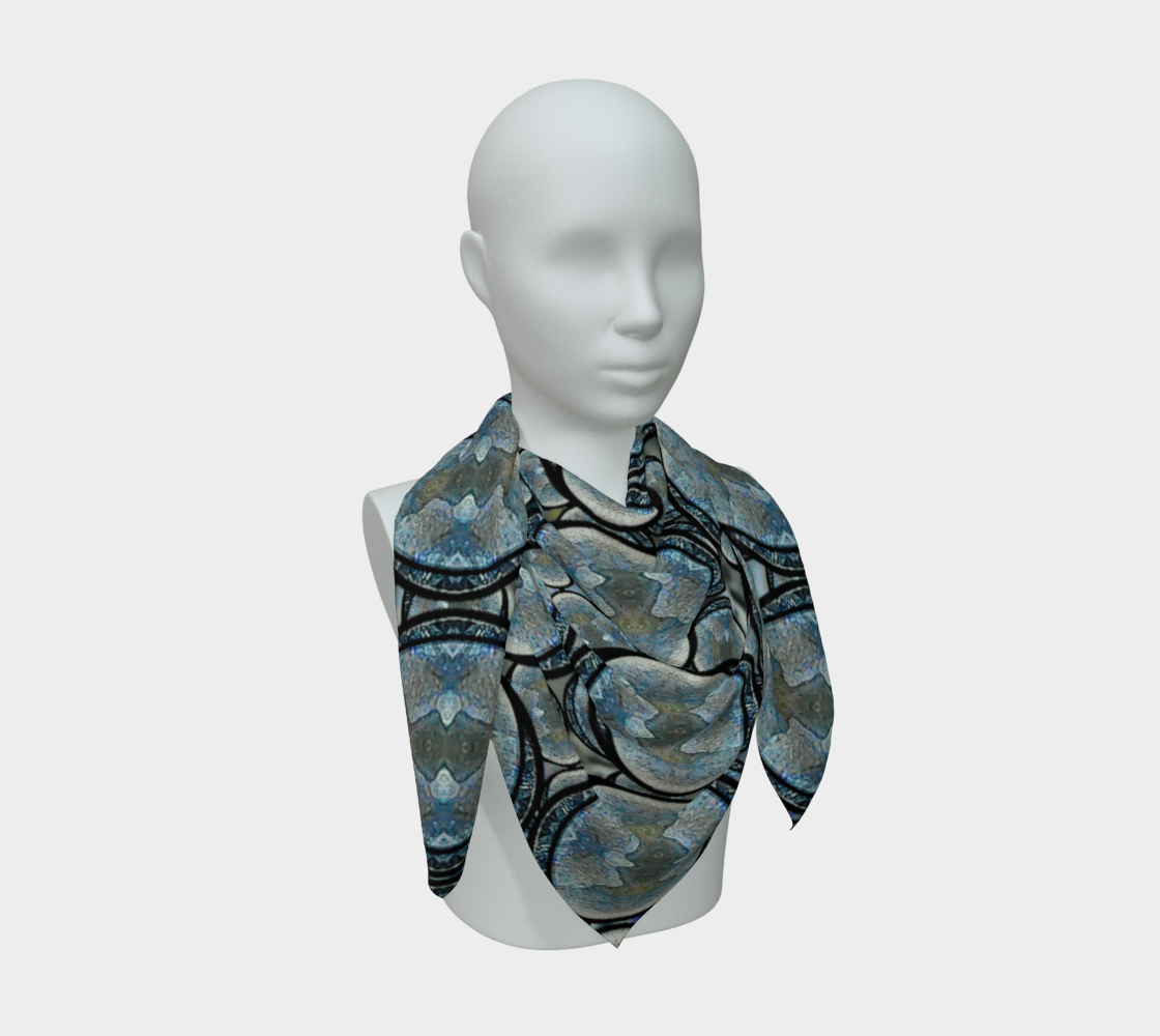 Gray mannequin with a pale blue-gray scarf in overlapping front folds and two long ends; charcoal arcs follow the folds.